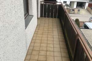 Sehr ruhige, helle 2-Zi-DG-Wohnung mit sep. Küche und Balkon in München Aubing – 81249 Aubing-Süd, München – Vorschaubild 2