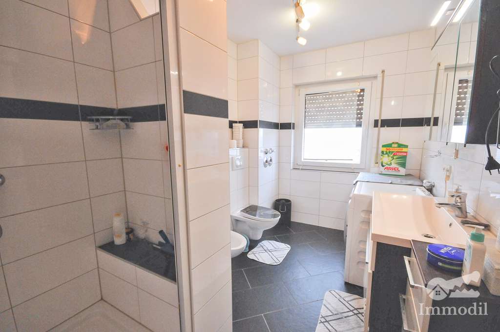 Immobilie in Raunheim - Vermietete 2,5 Zimmer mit Terrasse und Garage in einem kleinen Mehrfamilienhaus - Bild 3