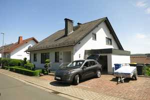 Geräumiges Einfamilienhaus mit gehobener Ausstattung und ELW in Taunusstein – Rheingau-Taunus-Kreis – Vorschaubild 1