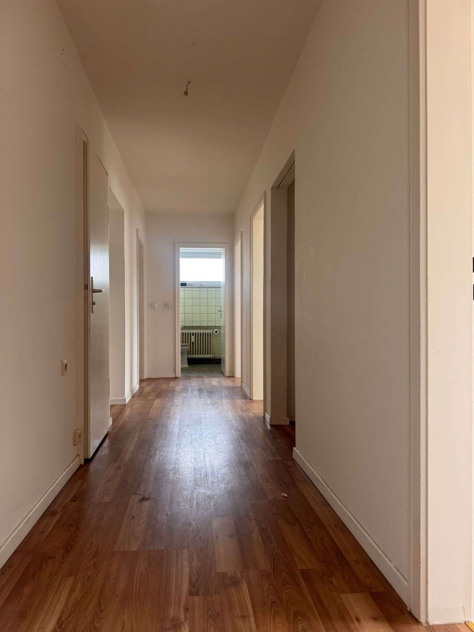 3-Zimmer-Wohnung mit Balkon in ruhiger Wohnlage mit Potenzial in München, München – Bild 2