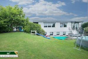 Großzügiger, modernisierter Bungalow mit ELW und uneinsehbarem Grundstück in naturnaher Lage – Die vollständige Adresse der Immobilie erhältst du vom Anbieter., 42651 Solingen-Mitte, Solingen – Vorschaubild 1