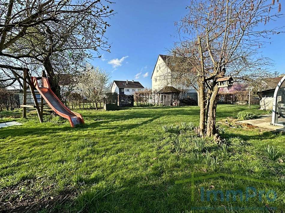 037 Weitläufiger Garten oder 2
