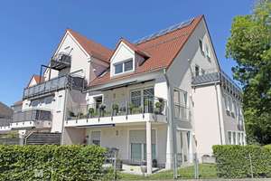 Zentral Wohnen am Sulzpark: 3-Zimmer-DG-Whg. mit Aufzug, EBK u. TG-Stellplatz in sonniger Lage