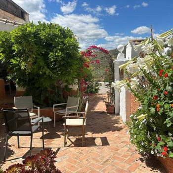 Haus mit 3 Schlafzimmern und privatem Innenhof in Alora.