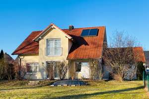 Top gepflegtes Einfamilienhaus mit großem Garten in bester Wohnlage in Eckersdorf – Die vollständige Adresse der Immobilie erhältst du vom Anbieter., 95488 Eckersdorf – Vorschaubild 2