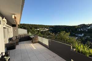 Großzügige, umfassend modernisierte 4-Zimmer-Wohnung mit 27 m² Terrasse, Garage und herrlichem Ausbl
