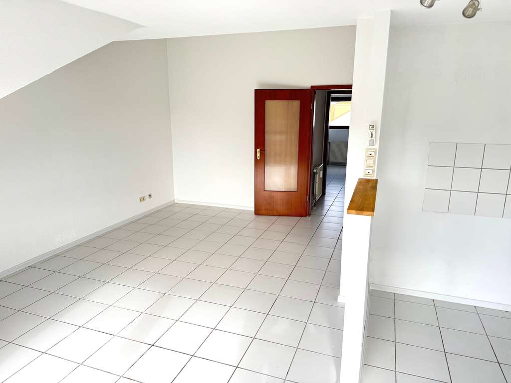 Immobilie in Oftersheim - Helle 2-Zimmer-Dachgeschosswohnung mit Loggia und Parkblick - Bild 2