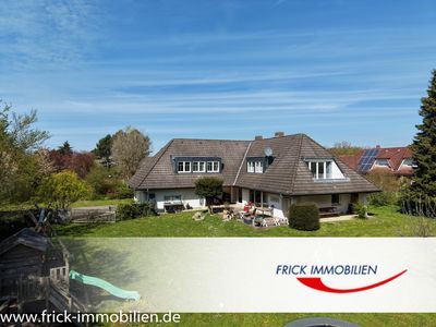Großes Wohnhaus mit Garage und parkähnlichem Garten