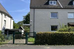 Reiheneckhaus mit großem Garten in Düsseldorf-Lohausen