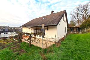 FREISTEHENDES FAMILIENHAUS IN SACKGASSENLAGE MIT 4 SCHLAFZIMMERN, 2 BÄDERN UND GARAGE – Die vollständige Adresse der Immobilie erhältst du vom Anbieter., 75196 Remchingen – Vorschaubild 2