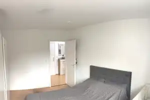 Gepflegte Zwei-Zimmer-Wohnung mit Balkon – München – Vorschaubild 3