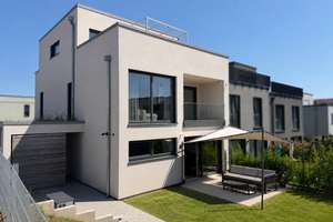Modernes Zweifamilienreihenendhaus mit Dachterrasse & Garten