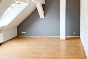 Helle 2-Zimmer-Dachgeschosswohnung nahe Auwald  - ideal für singles oder Paare – Die vollständige Adresse der Immobilie erhältst du vom Anbieter., 4159 Möckern, Leipzig – Vorschaubild 1