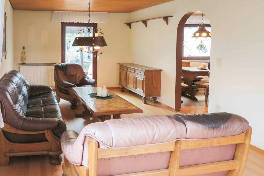 Immobilie in Schwaigern - Zuhause gestalten in Schwaigern: EFH mit Garten, Garage und Freistellplatz mit Renovierungsbedarf - Bild 3