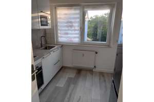 Helle 2-Zi-Wohnung mit Ausblick in guter Wohngegend, (Balkon, EBK, PKW Stellplatz)