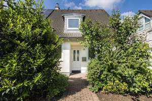 Familienfreundliche Doppelhaushälfte mit Garten und Garage!