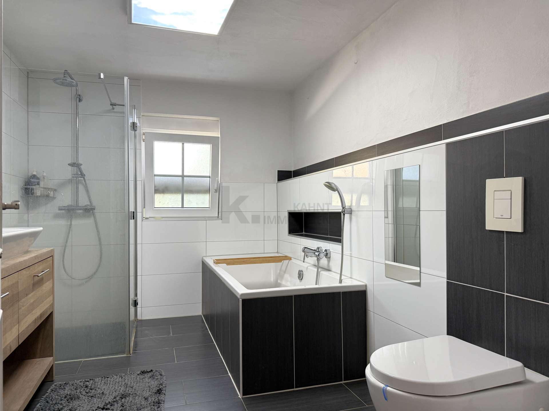 Immobilie in Oberhausen-Rheinhausen - EINZIGARTIGES WOHNERLEBNIS - GROßZÜGIGE MAISONETTE WOHNUNG AUF 3 EBENEN - Bild 2