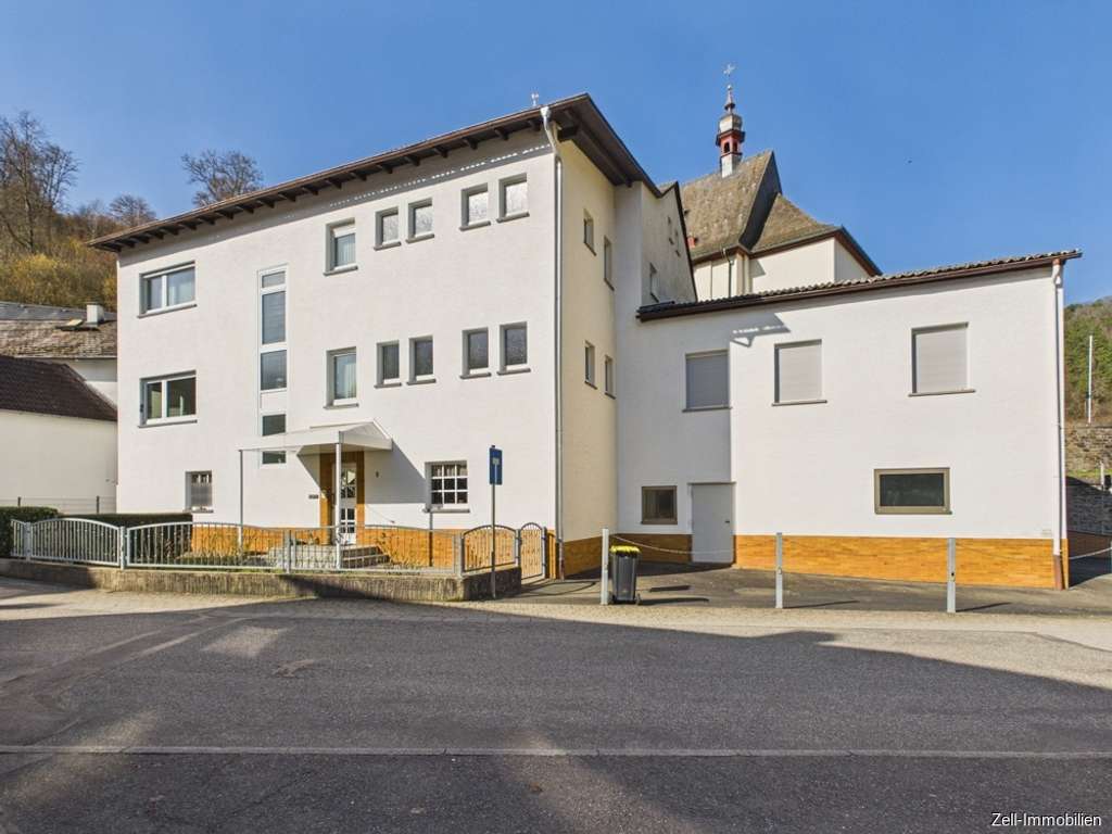 Immobilie in Schlangenbad - Großzügiges Ein- bis Zweifamilienhaus mit Gewerbefläche und zwei Garagen zu verkaufen - Bild 0