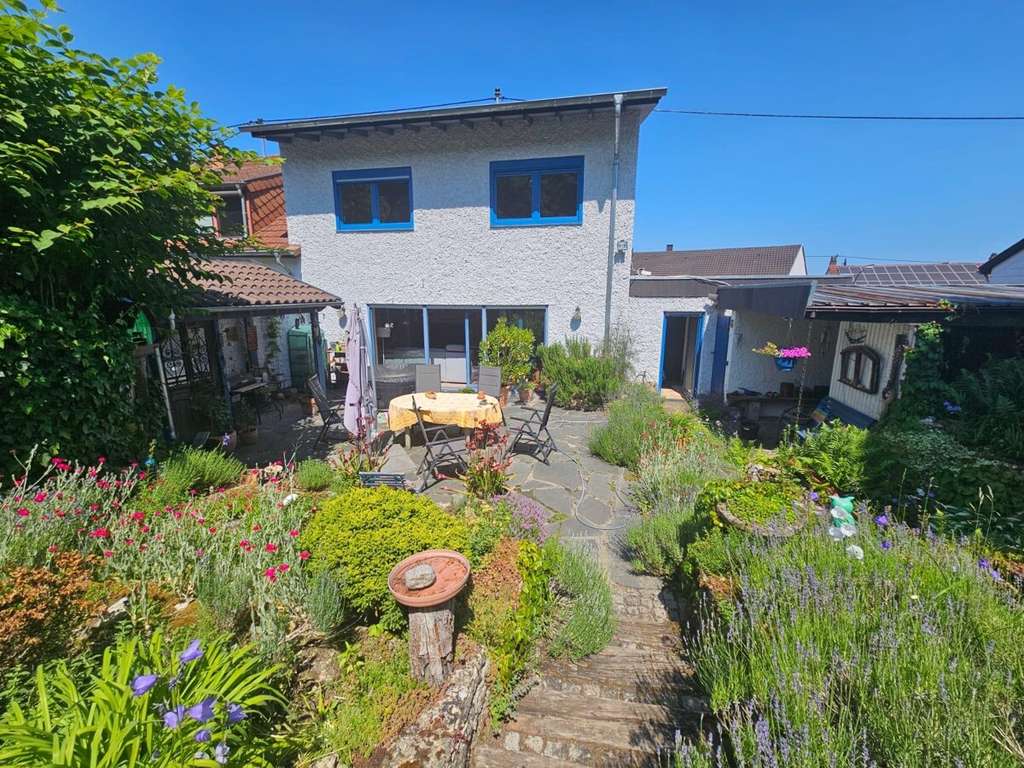 Top-Einfamilienhaus / Garage in guter Lage von Saarlouis-Beaumarais