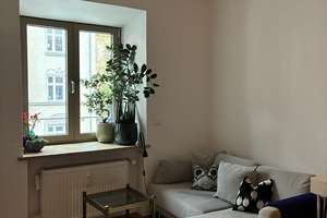 Stilvolle 2,5 Zimmer-Wohnung mit Balkon, EBK & Garage - möbliert, befristet (Option Übernahme) – Georgenstraße 140, 80797 Neuschwabing, München – Vorschaubild 2
