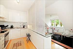 Dachgeschosswohnung mit Balkon und TG-Stellplatz – Gepflegte Kapitalanlage in München-Forstenried – Karl-Valentin-Str. 44, 81476 Forstenried, München – Vorschaubild 2