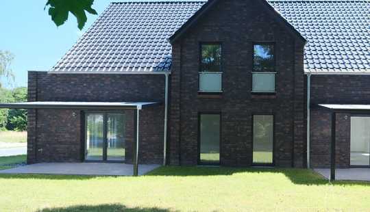 Bild von Moderne Haushälfte mit Wärmepumpe, zwei Bädern und  überdachter Terrasse