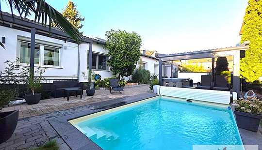 Bild von Bungalow mit luxuriöser Ausstattung und Einliegerwohnung inkl. Pool, Saunen und vielen Extras