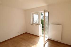 Freundliche Ergeschosswohnung mit separatem Bad und kleinem Garten