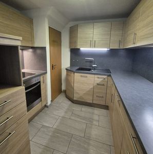 3½-Zimmerwohnung auf 2 Etagen mit Mittelhaus-Charakter-Terrasse, Einbauküche, Garten und 2 Garagen