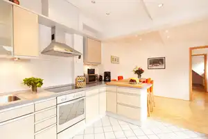 Möblierte Dachgeschosswohnung mit Dachterrasse und exzellenter Anbindung – Berlin – Vorschaubild 3