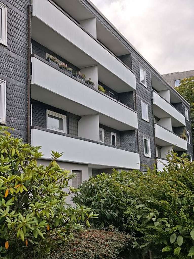 Helle, in Grünlage eingebettete Wohnung, mit Tiefgaragenstellplatz