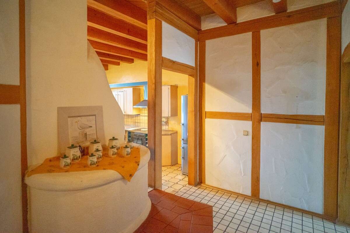 Immobilie in Stutensee - Großzügiges Einfamilienhaus mit Einliegerwohnung, Gewölbekeller und idyllischem Garten – Viel Platz  - Bild 1