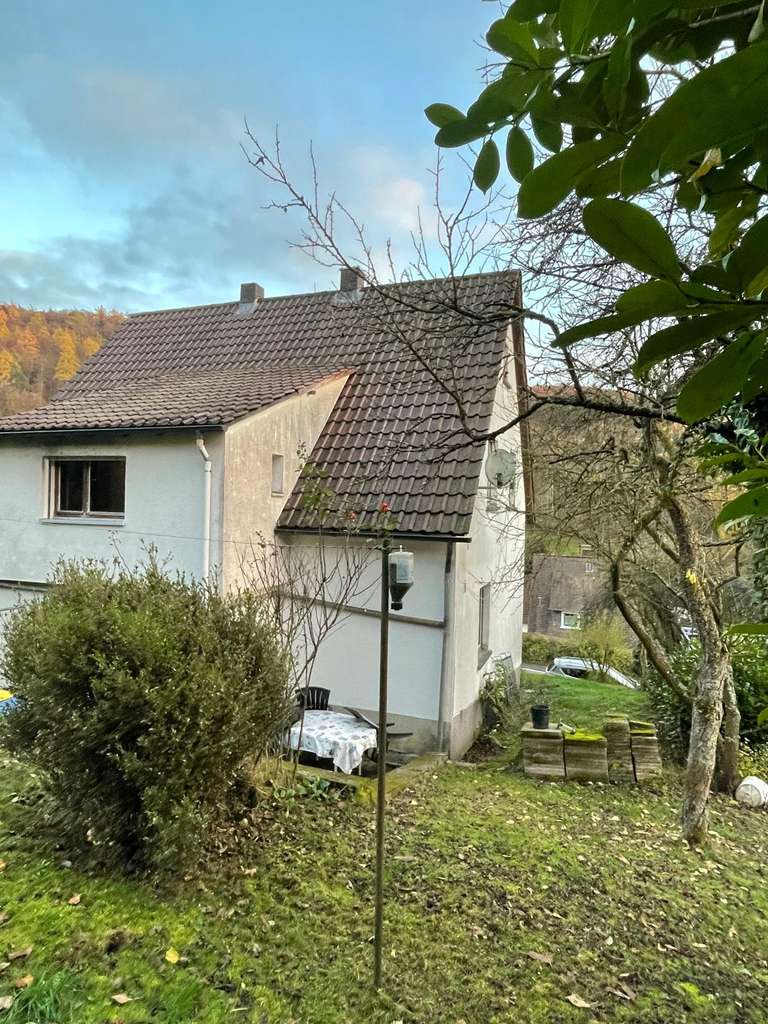 Immobilie in Biedenkopf - Einfamilienhaus in guter Lage im reinen Wohngebiet von Biedenkopf - stark Renovierungsbedürftig - Bild 4