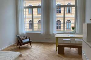 Schicke 1,5 Zimmer Altbauwohnung in zentraler Lage - EBK & Waschmaschine vorhanden