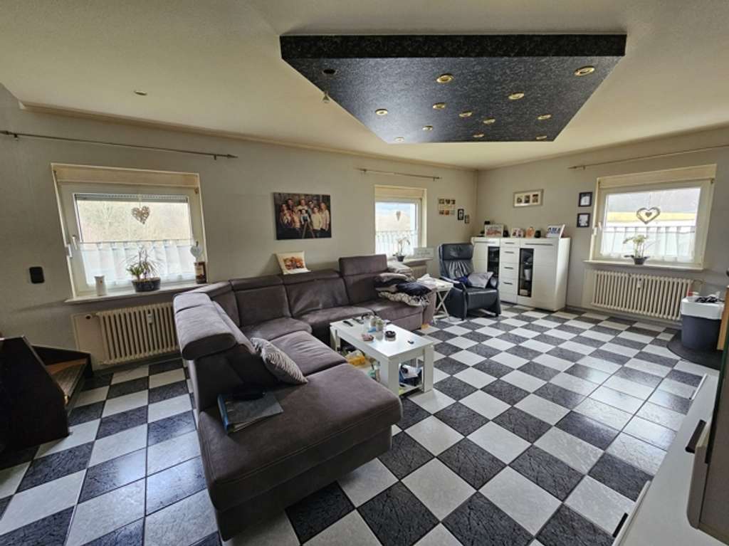 Immobilie in Daun - Großzügiges und geräumiges Zweifamilienhaus mit viel Nutzfläche - Ideal für gewerbliche Nebenutzung - Bild 3