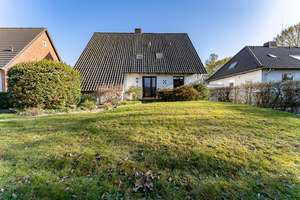 Zweifamilienhaus in Oberneuland, mit Garage und Pool.