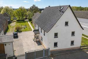*Großzügiges Bauernhaus mit großem Garten und Wiesenflächen*