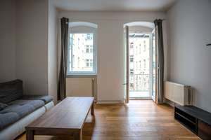 Provisionsfrei! Renovierte Altbauwohnung mit großem Balkon im begehrten Samariterkiez.