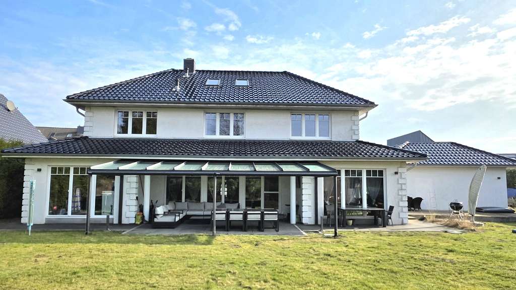 Immobilie in Stapelfeld - Exklusives Einfamilienhaus mit über 300 m² Wohnfläche - Bild 0