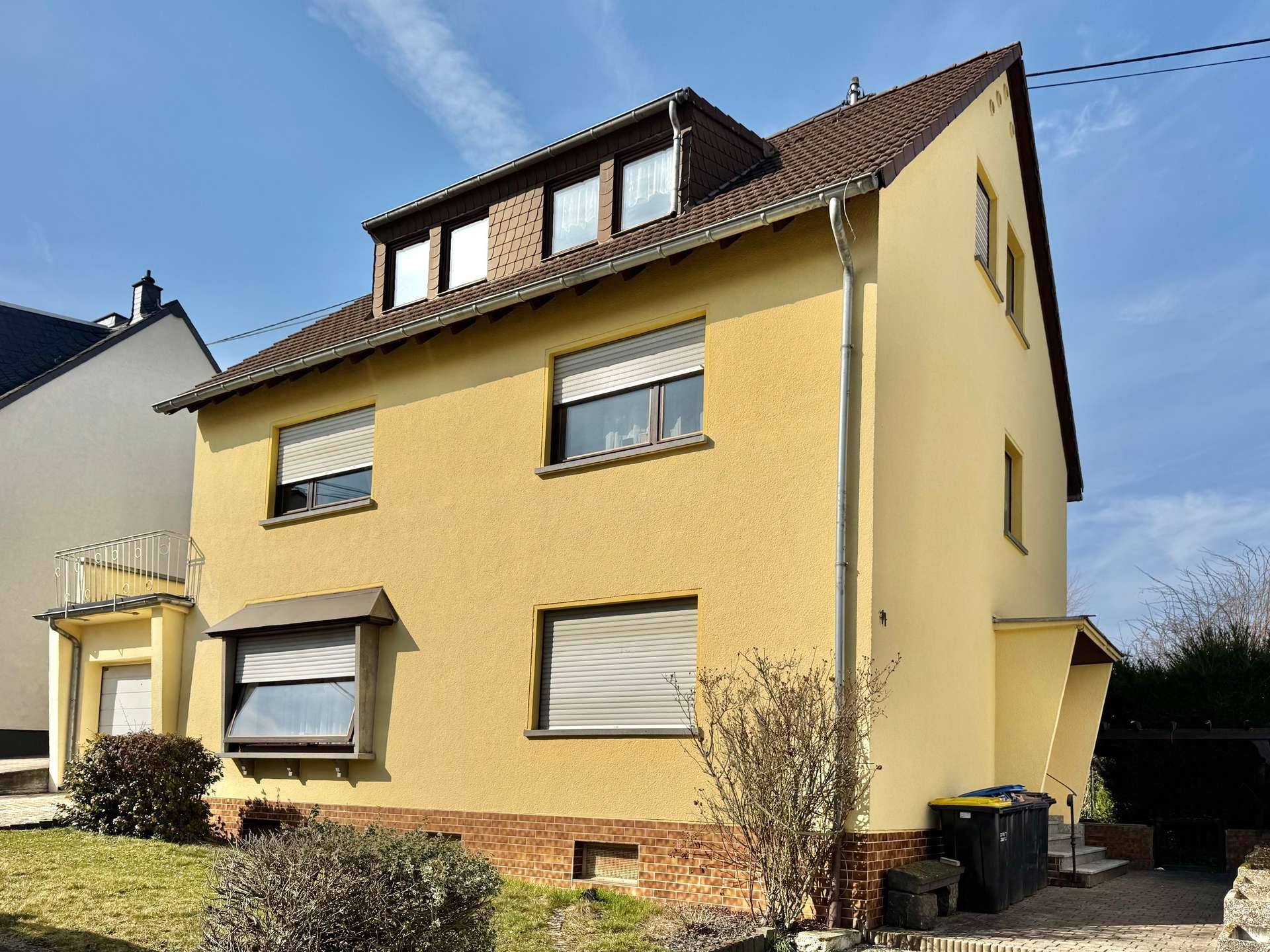 3 WOHNUNGEN, GARAGE, GARTEN, voll vermietet