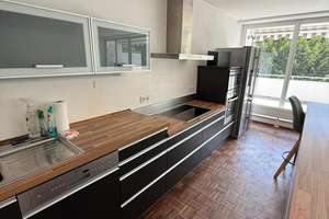 Ruhig & im Grünen: modernisierte 88-qm-Wohnung mit hochwertiger Küche, großer Terrasse & Garage 