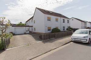 Zweifamilienhaus mit zusätzlichem Bebauungspotenzial| 2 Wohneinheiten | Garten | Doppelcarport