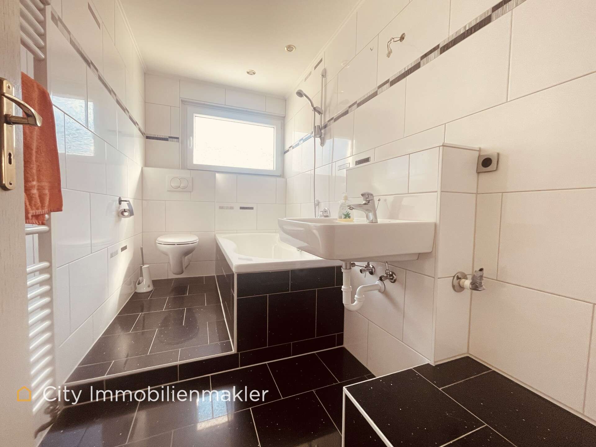 "Charmante 3-Zi.-Wohnung mit Balkon, grünem Ausblick und Entwicklungspotenzial in Hannover-Misburg", Hannover – Bild 2