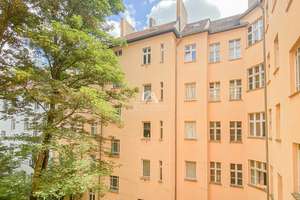 SCHMUCKE ALTBAUWOHNUNG IN EINEM TOP-ZUSTAND! RUHIG GELEGEN UND PERFEKT GESCHNITTEN! PROVISIONSFREI! – Behmstraße 67, 10439 Prenzlauer Berg, Berlin – Vorschaubild 2