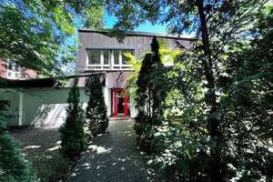 Dahlemer Bestlage direkt am Messelpark: geräumiges Architektenhaus mit Atrium-Garten