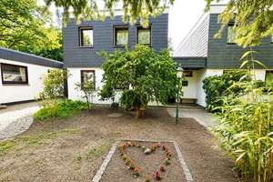 Zeitloses Kettenreihenhaus im Bauhausstil – ruhige Lage in Hamburg-Volksdorf – Die vollständige Adresse der Immobilie erhältst du vom Anbieter., 22359 Volksdorf, Hamburg – Vorschaubild 1