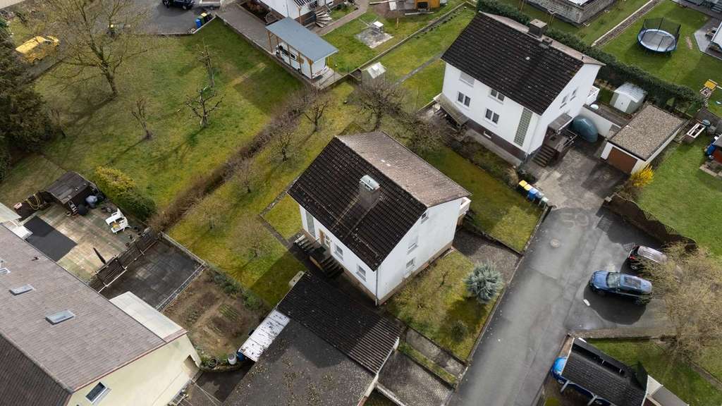 Immobilie in Volkmarsen - Großzügiges Familienhaus mit Terrasse, Balkon und zwei Garagen - Bild 1