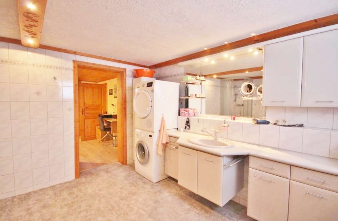 Immobilie in Hinterschmiding - "Für Menschen, die das Besondere lieben"
Liebevolles Unikat mit 2 Garagen, großzügigem Grundstück u - Bild 5