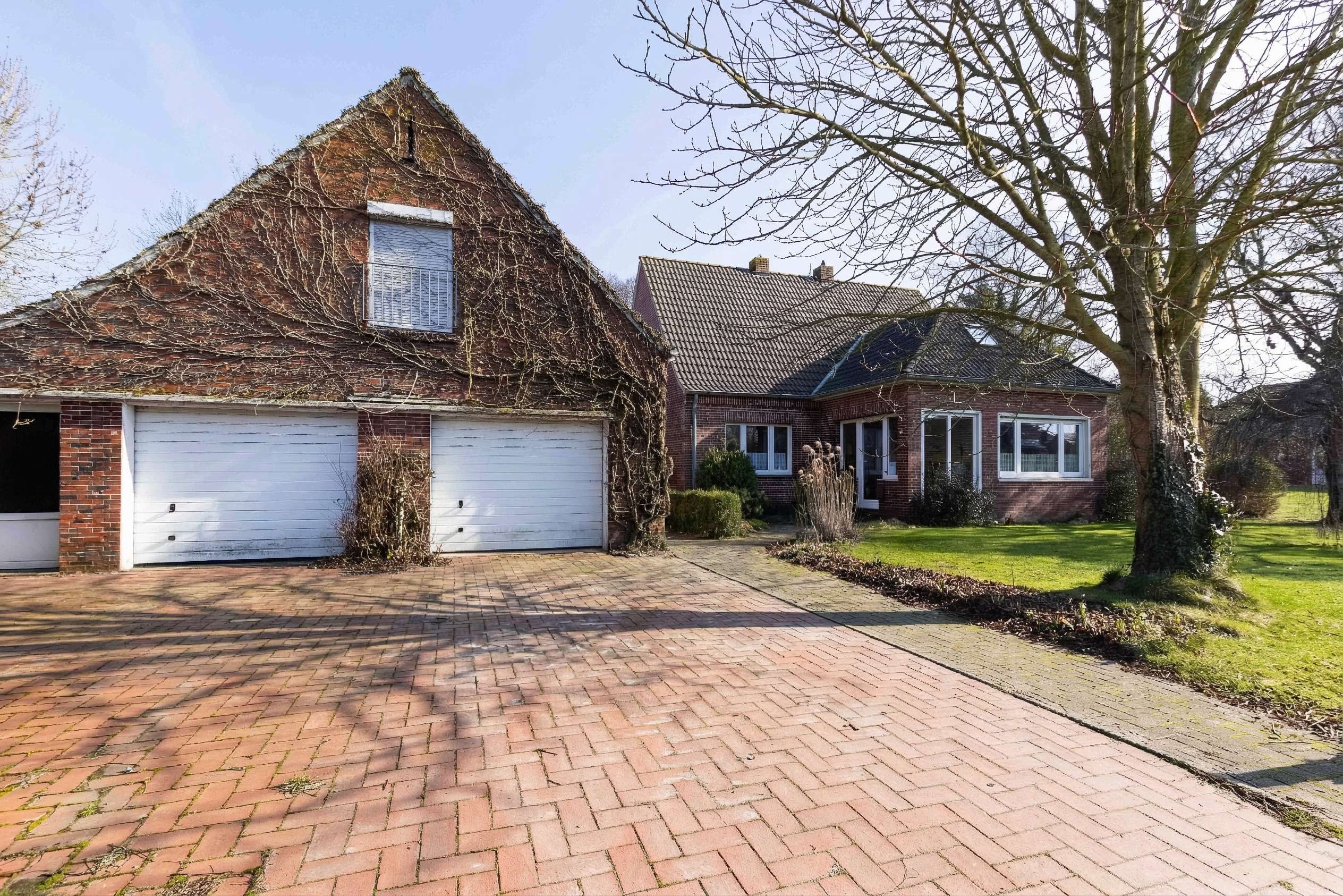 Einfamilienhaus mit Potenzial, zwei Garagen und separater Einliegerwohnung, Aurich Kreis – Bild 1