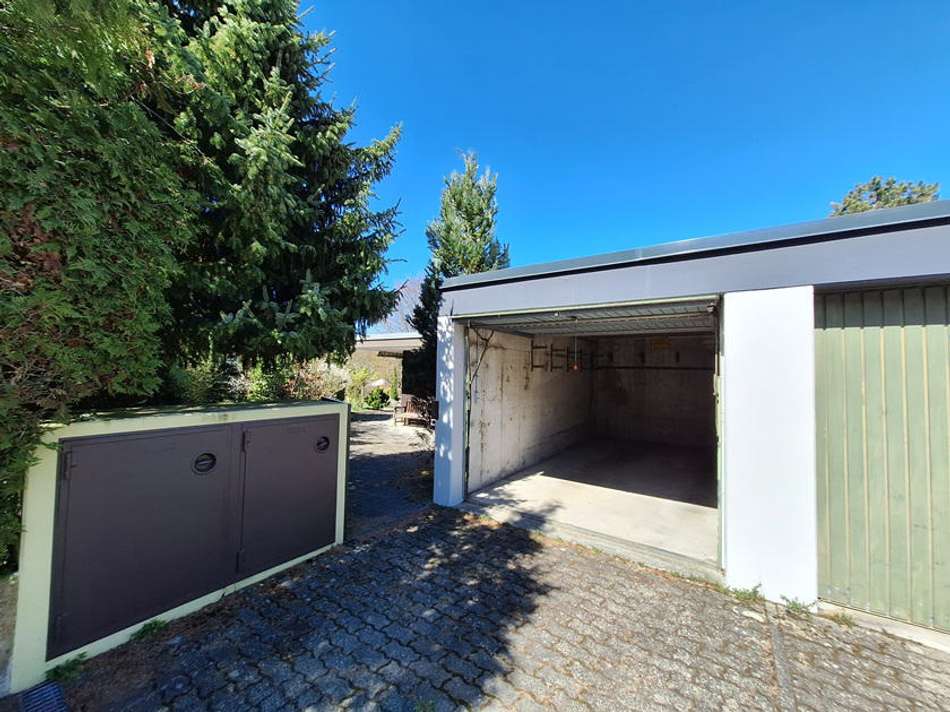 Garage mit direktem Grundst...